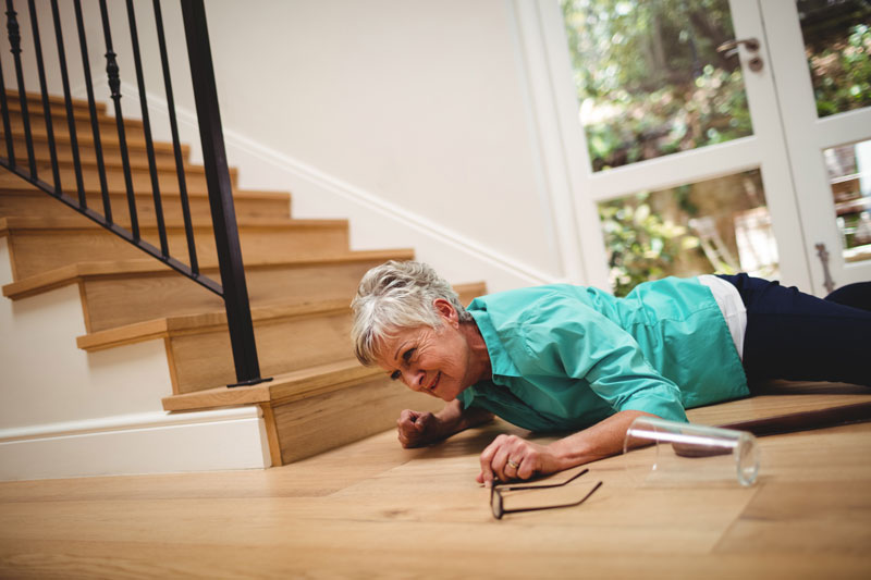 Mujer mayor que se cayó de las escaleras