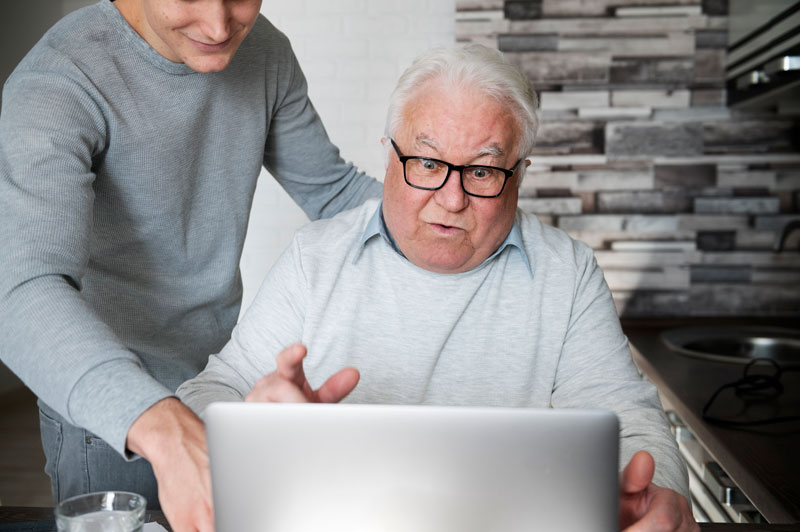 Persona mayor aprendiendo a usar la tecnología